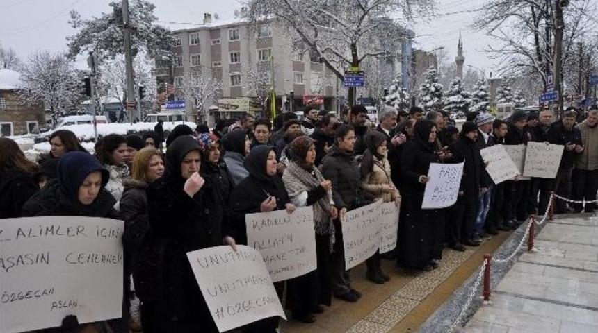 Yenişehir Ak Parti Ve Mhp &Ouml;zgecan&rsquo;ın &Ouml;ld&uuml;r&uuml;lmesini Protesto Etti