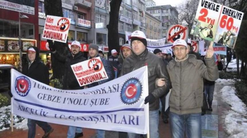 İzmit'te Işçiler Kıdem Tazminatı Için Yürüdü
