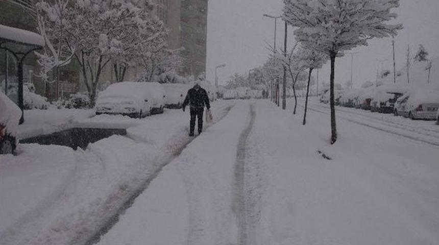 Kilis&rsquo;te Yoğun Kar Yağışı Nedeniyle Okullar Tatil Edildi