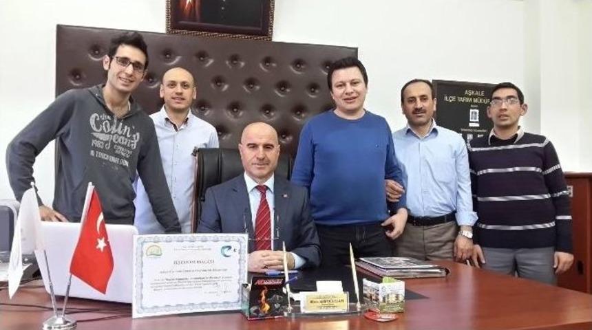 Vali Altıparmak &Ouml;d&uuml;llendirdi