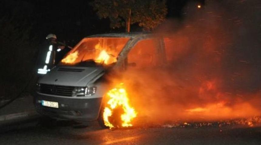 Hareket Halindeki Minib&uuml;s Alev Topuna D&ouml;nd&uuml;