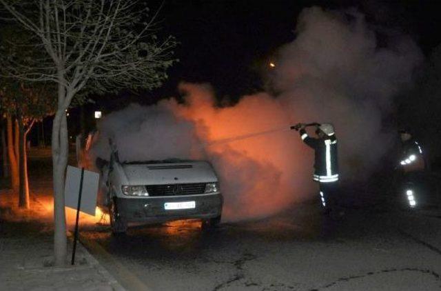 Hareket Halindeki Minibüs Alev Topuna Döndü