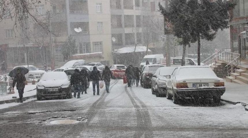 Mardinliler G&uuml;ne Kar Yağışıyla Uyandı