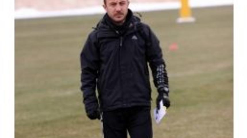 Kayserispor Teknik Direkt&ouml;r&uuml; C&uuml;neyt Dumlupınar: