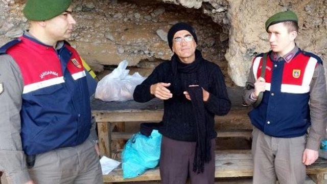 İnsanlara Kızdı, Dağda Mağaraya Gitti