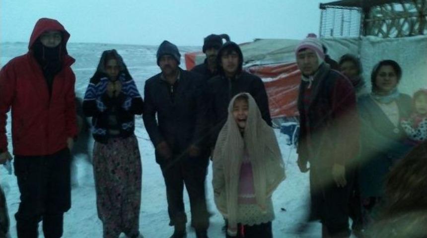 &Ccedil;adırda Yaşayan 5 Aileye Sıcak El Uzandı