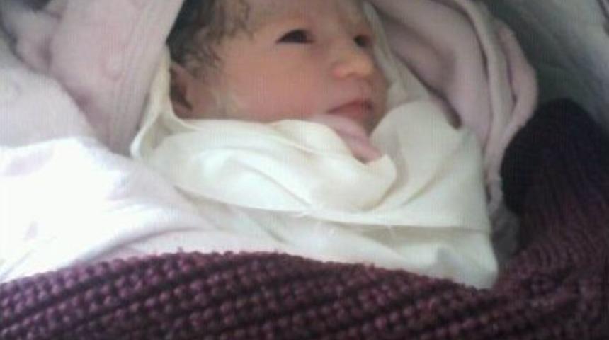 Kar Ge&ccedil;it Vermedi, Ambulansta Doğum Yaptı