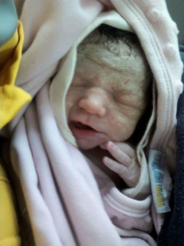 Kar Ge&ccedil;it Vermedi, Ambulansta Doğum Yaptı 1