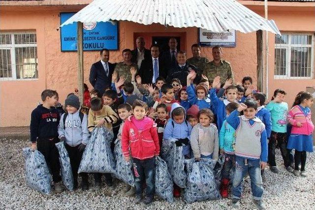 Karakol Komutanı Şahin’den Öğrencilere Yardım