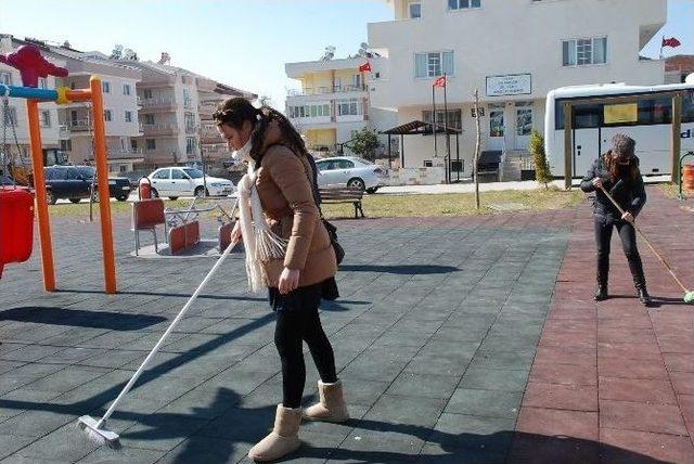 Didim’e Gelen Avrupalı Gençler Temizlik Yaptı