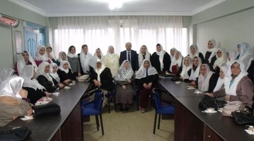 Ak Partili Kadınlar &Ouml;zgecan İ&ccedil;in Helva Dağıttı