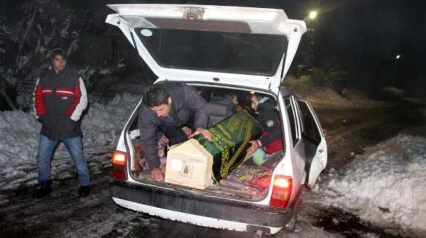 Eşinin &Ouml;ld&uuml;r&uuml;p Par&ccedil;aladığı K&uuml;bra, Tabutla Toprağa Verildi