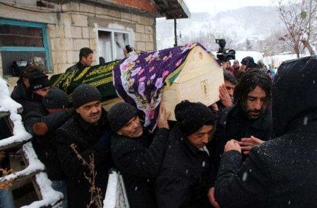 Eşinin Öldürüp Parçaladığı Kübra, Tabutla Toprağa Verildi