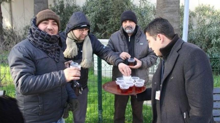 Gaziemir&rsquo;de Soğuk Sabahta Sıcak İkram