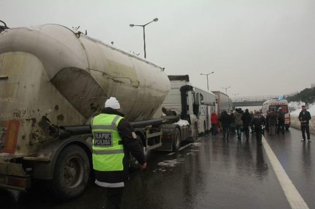 Ataşehir Tem Otoyolu&rsquo;nda Zincirleme Kaza