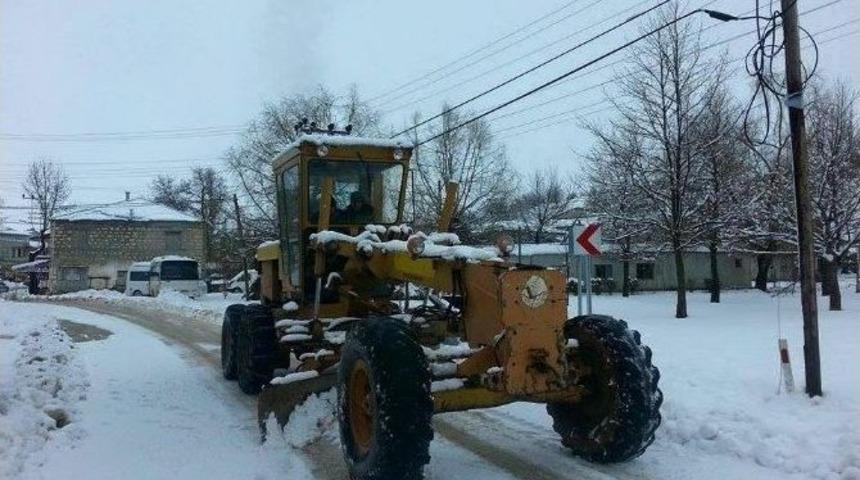 Silifke Belediyesi Karla M&uuml;cadeleyi S&uuml;rd&uuml;r&uuml;yor