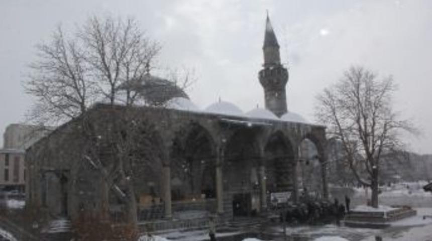 &Ouml;zgecan Cinayeti Cuma Hutbesine Konu Oldu