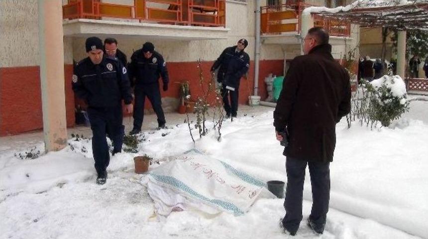 Eve Kilitlenen Kadın Pencereden Atlayarak İntihar Etti