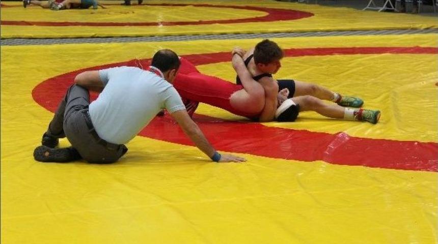 Gençler Türkiye Güreş Şampiyonası Müsabakaları Başladı