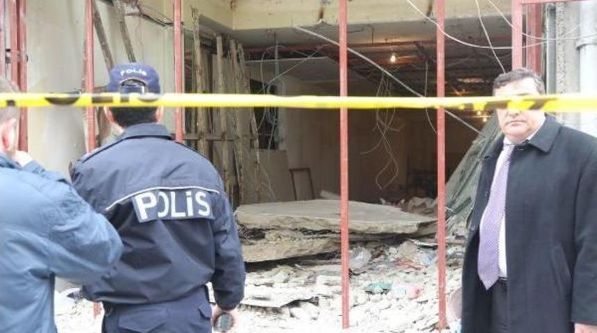 Tadilattaki Işyerinde Asma Tavan &Ccedil;&ouml;kt&uuml;: 2 Hurdacı Yaralandı