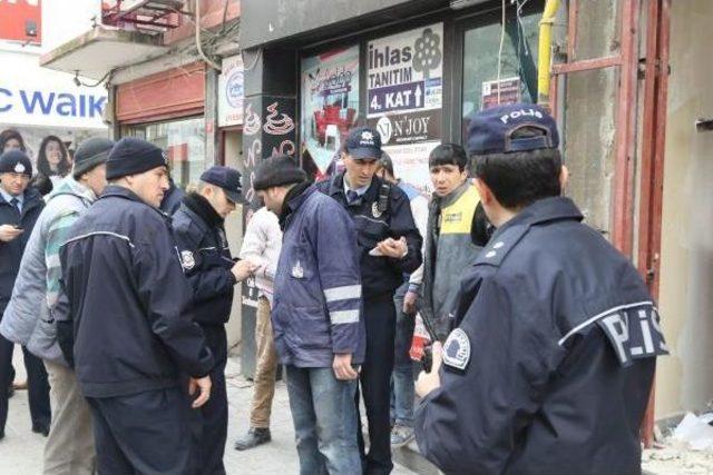 Tadilattaki Işyerinde Asma Tavan Çöktü: 2 Hurdacı Yaralandı