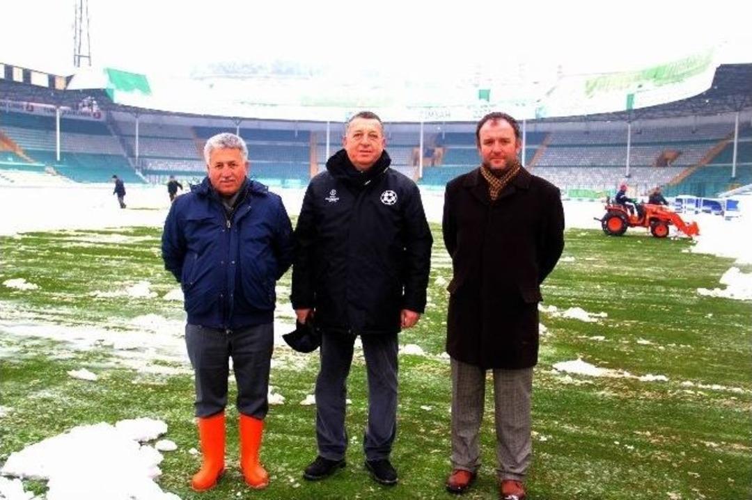 Bursa Atat&uuml;rk Stadı&rsquo;nda Hummalı Kar Temizliği (&ouml;zel Haber)