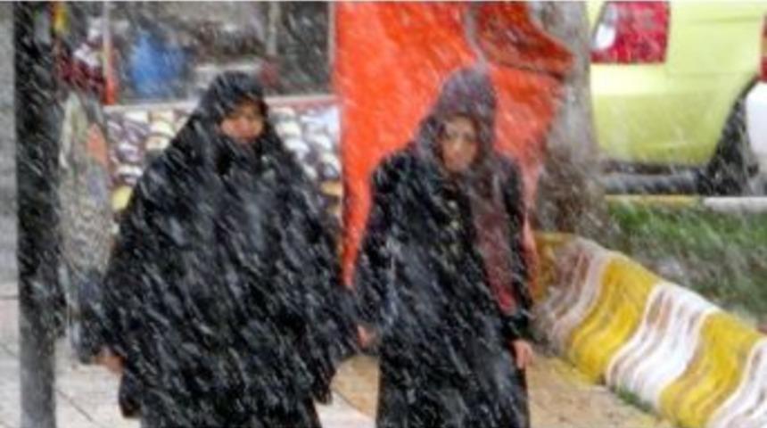 Adıyaman Kent Merkezine Yılın İlk Karı Yağdı