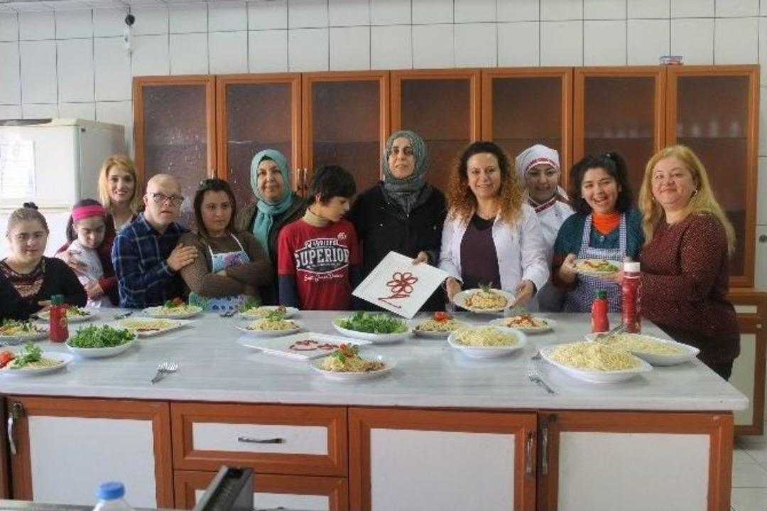 Down Sendromlu &Ccedil;ocuklar Spagetti Yapmayı &Ouml;ğrendiler