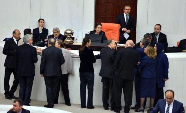 Meclis'te Ak Partili Kadın Milletvekilleri El Ele Tutuşarak Zincir Oluşturdu