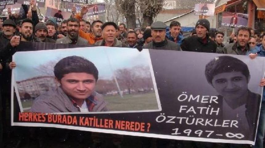 İstanbul'da &Ouml;ld&uuml;r&uuml;len Lise &Ouml;ğrencisi &Ouml;mer Fatih I&ccedil;in Kars'ta Yakınları Eylem Yaptı