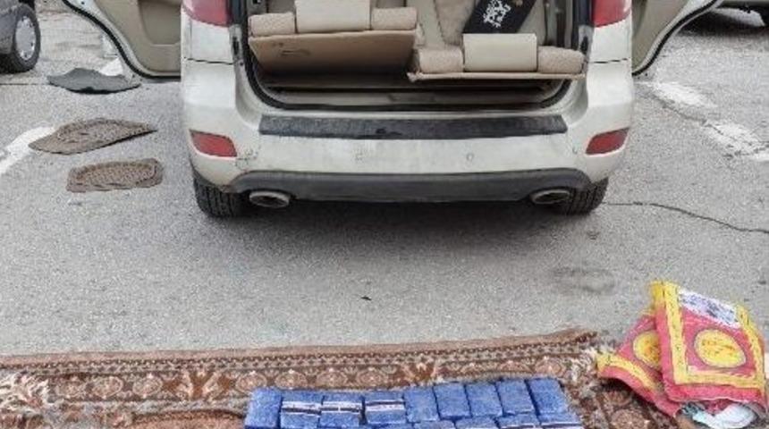 İran Plakalı Ara&ccedil;ta 23 Kilo Eroin Ele Ge&ccedil;irildi