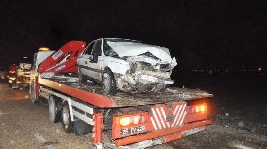 Otomobiller Kafa Kafaya &Ccedil;arpıştı: 6 Yaralı