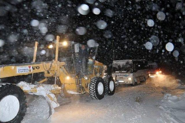 (özel Haber) Öğrenciler Ve Öğretmenler Donmaktan Son Anda Kurtarıldı