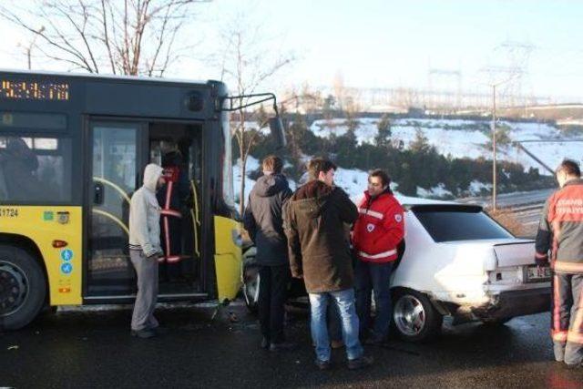 Kaza Yapan Sürücüye Ilk Müdahale Ambulans Şoföründen