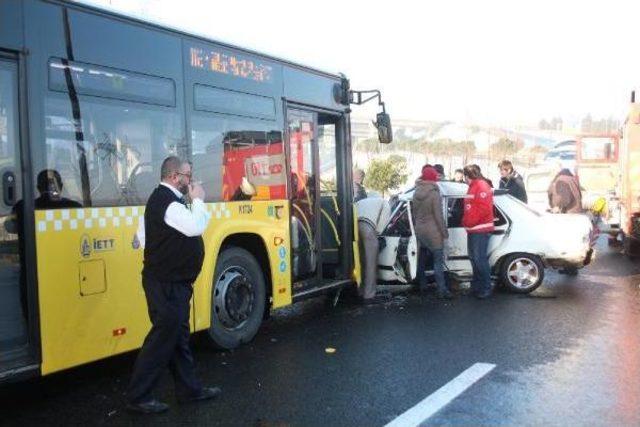 Kaza Yapan Sürücüye Ilk Müdahale Ambulans Şoföründen