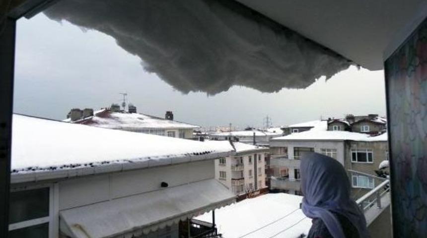 Hava Isındı, &Ccedil;atılarda Biriken Karlar Sa&ccedil;aktan Sarktı