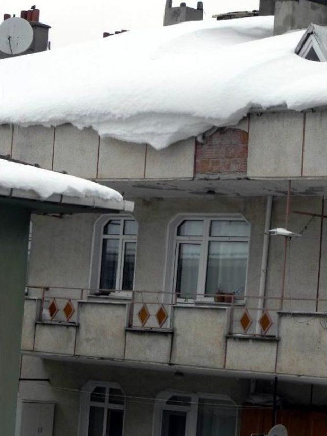 Hava Isındı, Çatılarda Biriken Karlar Saçaktan Sarktı