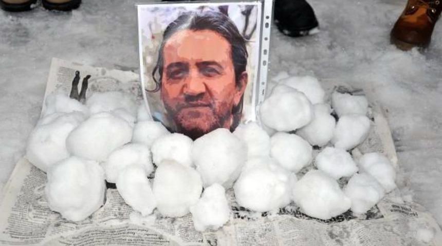 'kartopu Cinayeti' Kurbanı Gazeteci Nuh K&ouml;kl&uuml;'ye Kartoplu Saygı Duruşu