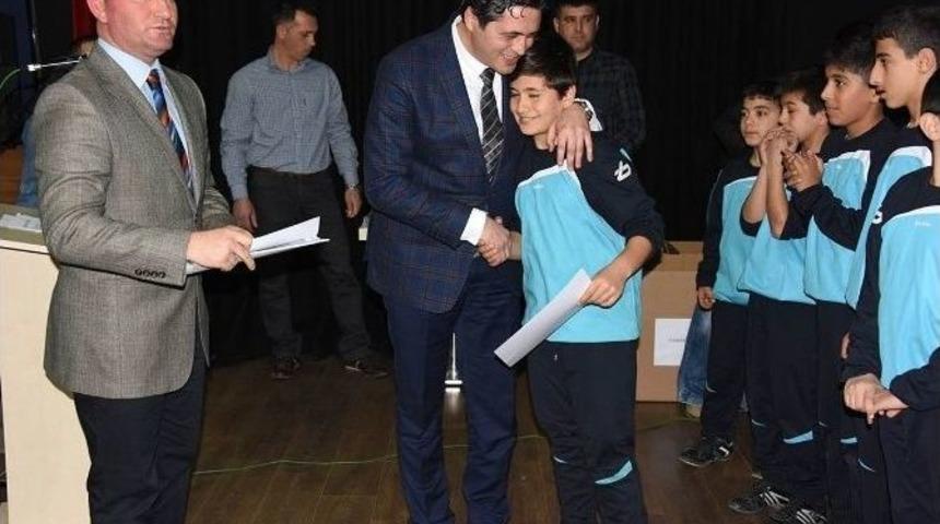 Aliağa&rsquo;da Minik Sporcular &Ouml;d&uuml;llerine Kavuştu