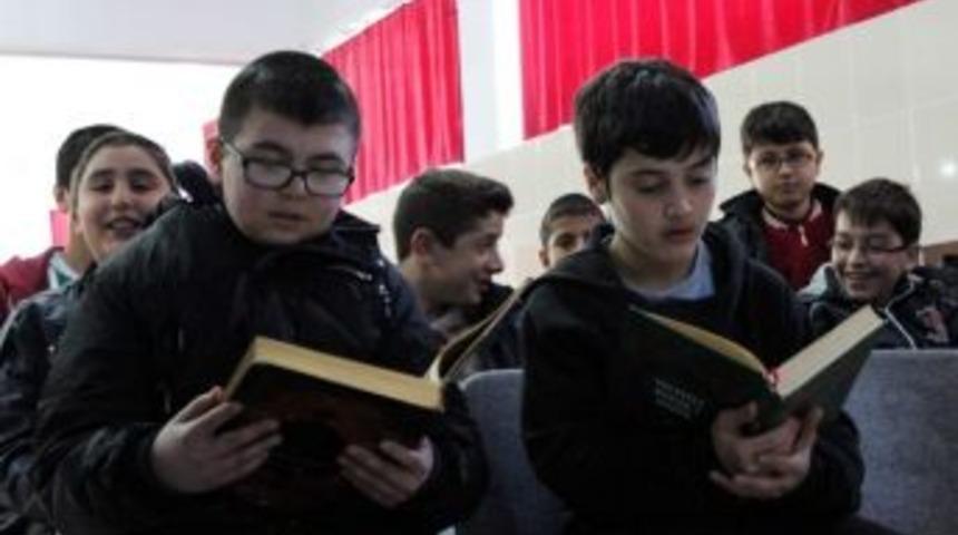 Kur&rsquo;an, Siyer Ve Karakter Eğitimlerini Tamamlayan &Ccedil;ocuklar &Ouml;d&uuml;llerini Aldı
