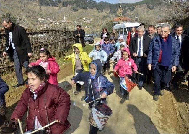 Başkan Kocaoğlu'nu Öğrenciler Yoğurt Kabından Trampetle Karşıladı