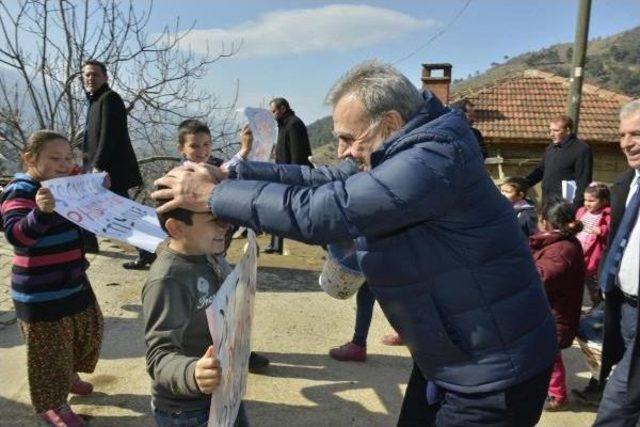 Başkan Kocaoğlu'nu Öğrenciler Yoğurt Kabından Trampetle Karşıladı