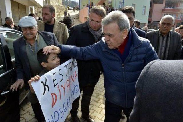 Başkan Kocaoğlu'nu Öğrenciler Yoğurt Kabından Trampetle Karşıladı