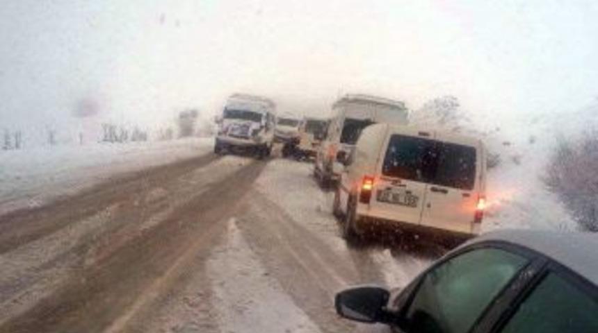Kar Yağışı S&uuml;r&uuml;c&uuml;lere Zor Anlar Yaşattı