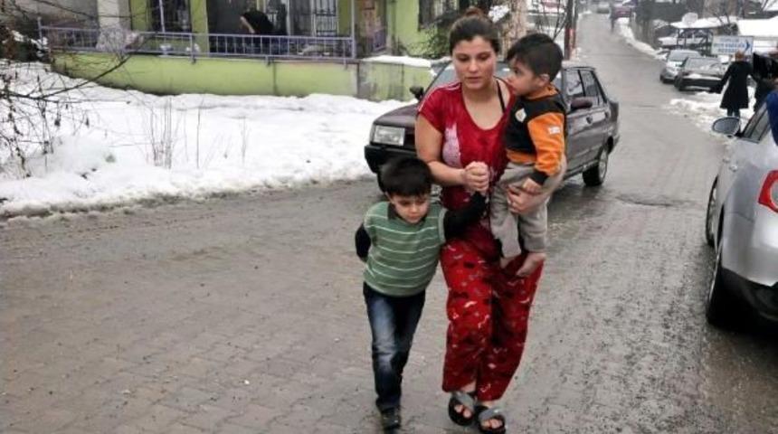 &Ccedil;ocuklarıyla Sokakta Kalan Hamile Kadın Koruma Altına Alındı