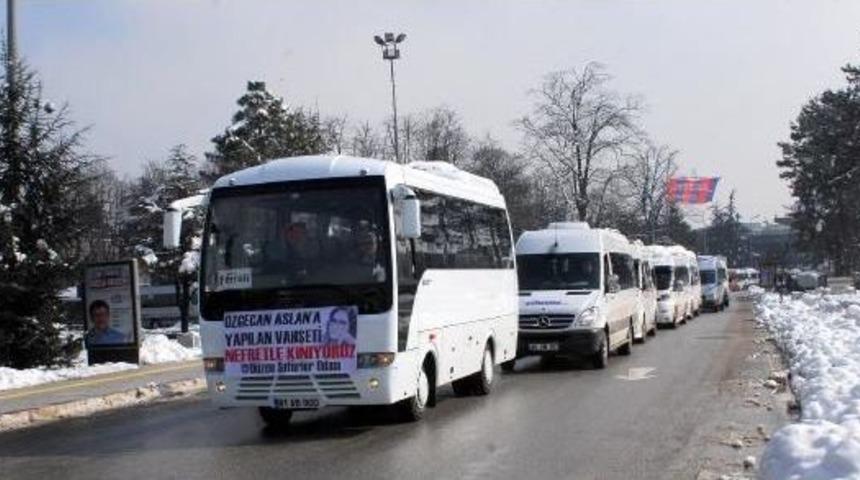D&uuml;zce'de Minib&uuml;s Şof&ouml;rlerinden &Ouml;zgecan I&ccedil;in Siyah Kurdeleli Eylem