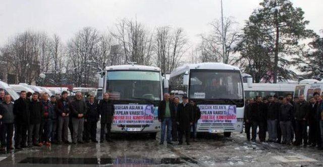 Düzce'de Minibüs Şoförlerinden Özgecan Için Siyah Kurdeleli Eylem