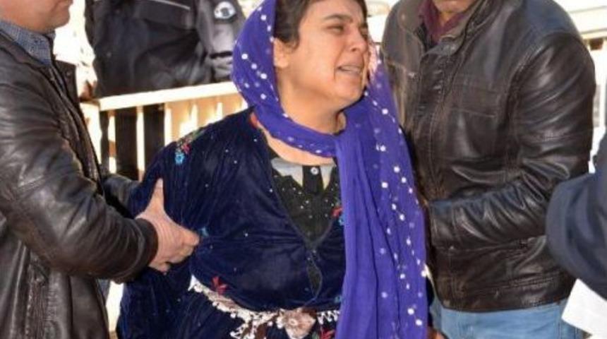 Suriyeli Gen&ccedil; Kız, Bit I&ccedil;in Sa&ccedil;ına Parazit Ilacı S&uuml;r&uuml;nce &Ouml;ld&uuml;