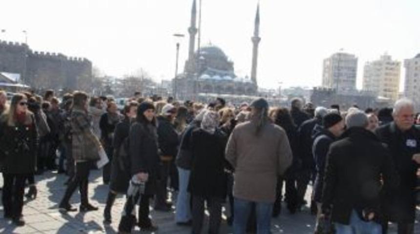 Kadın Platformu &Uuml;yeleri &Ouml;zgecan Aslan İ&ccedil;in Toplandı