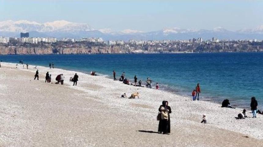 Antalyalı &Ccedil;ocuklar Sahilde Oynadı